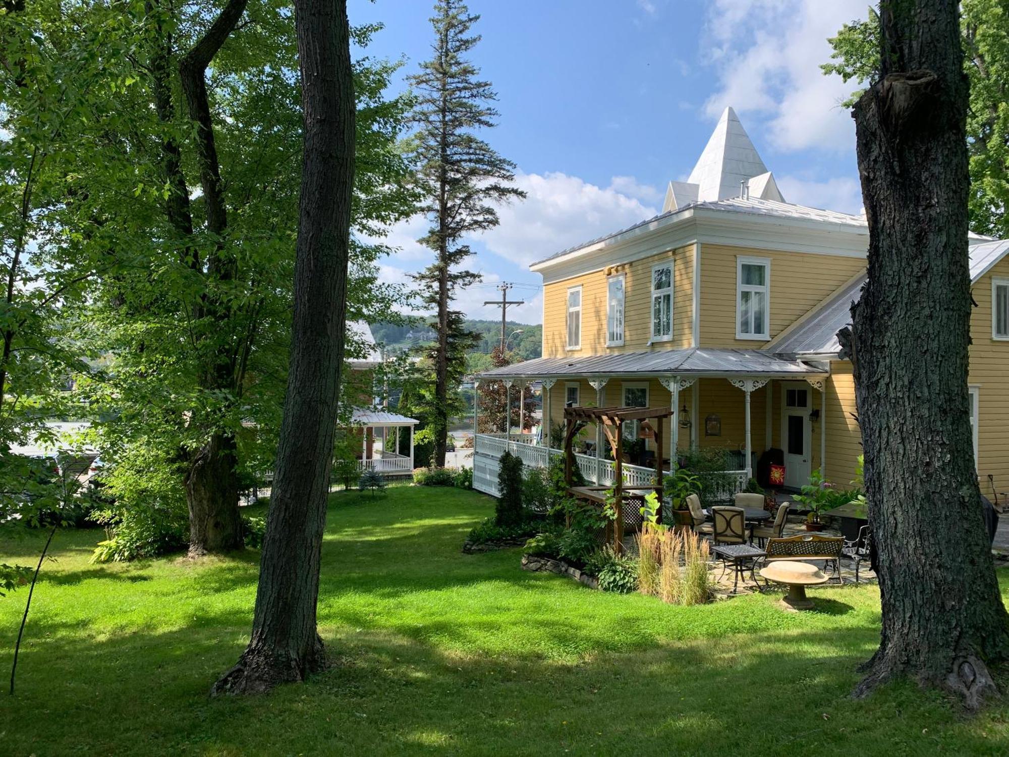 Au Charme Victorien Bed & Breakfast